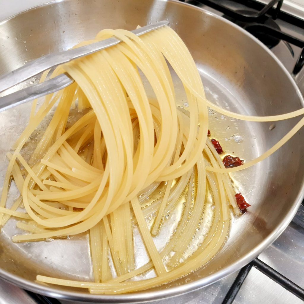 spaghetti aglio olio peperoncino con pangrattato alle acciughe