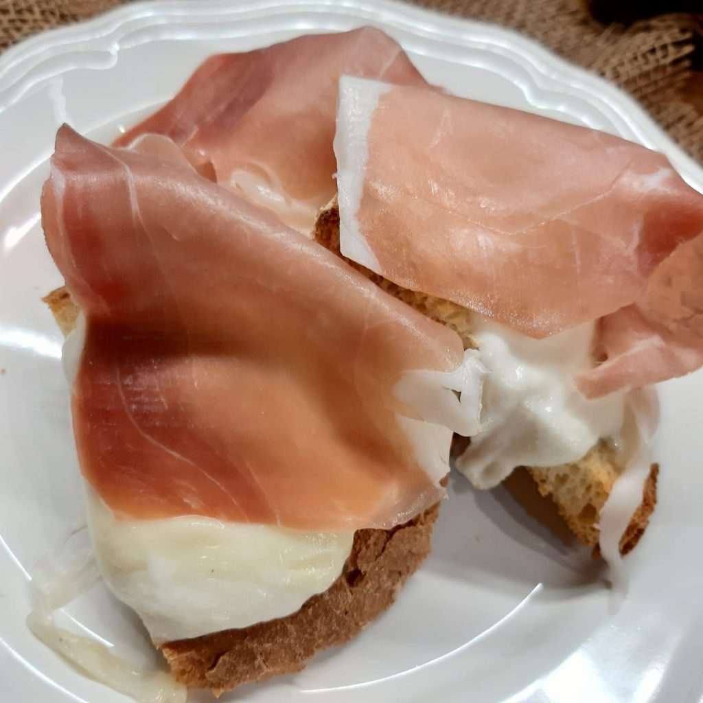 CROSTINI CON PROSCIUTTO MOZZARELLA E BURRO AROMATICO