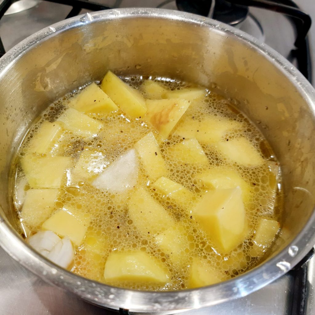 Fiori di pasta con crema di patate e cozze 