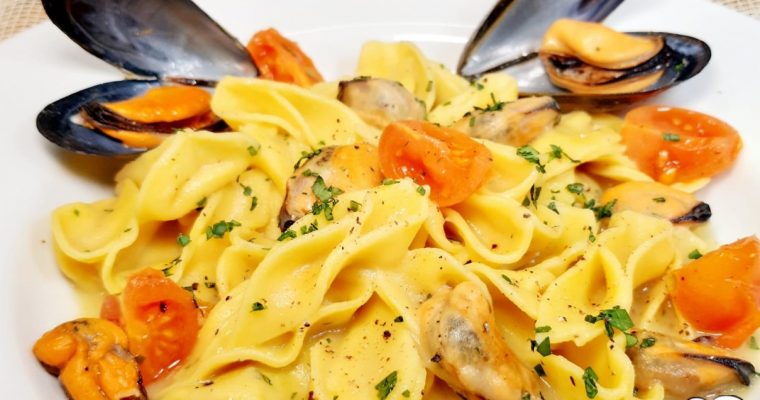 FIORI DI PASTA CON CREMA DI PATATE E COZZE