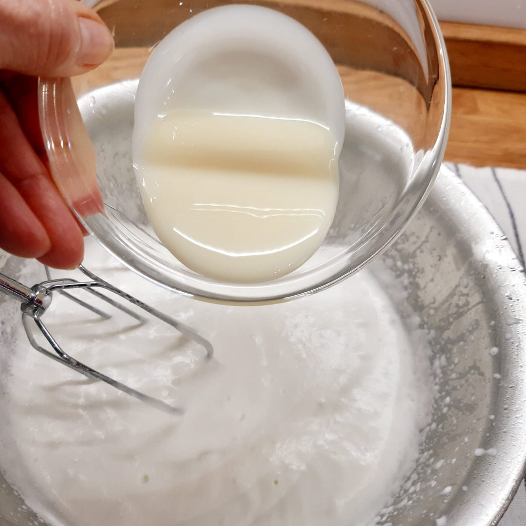 cannoli di pasta fillo con panna montata