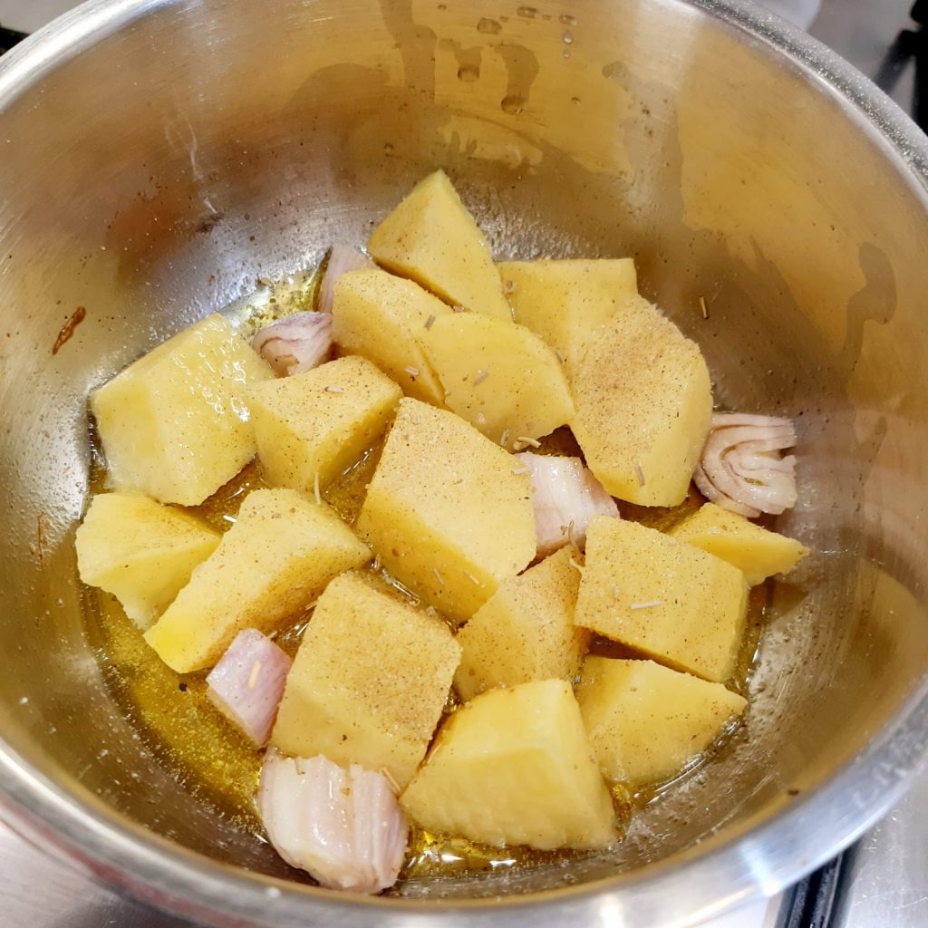 bocconcini di pollo bardati su crema di patate al rosmarino