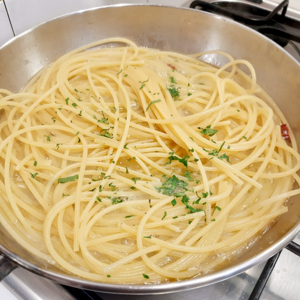 spaghetti aglio olio peperoncino con pangrattato alle acciughe