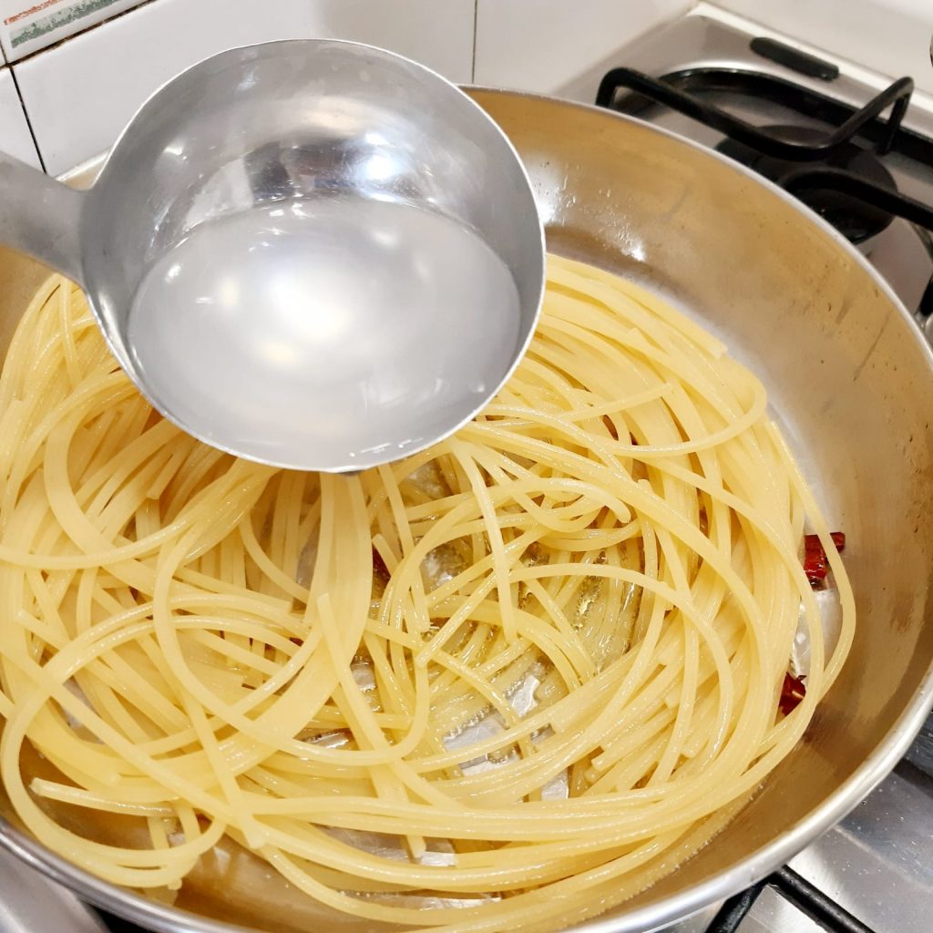 spaghetti aglio olio peperoncino con pangrattato alle acciughe