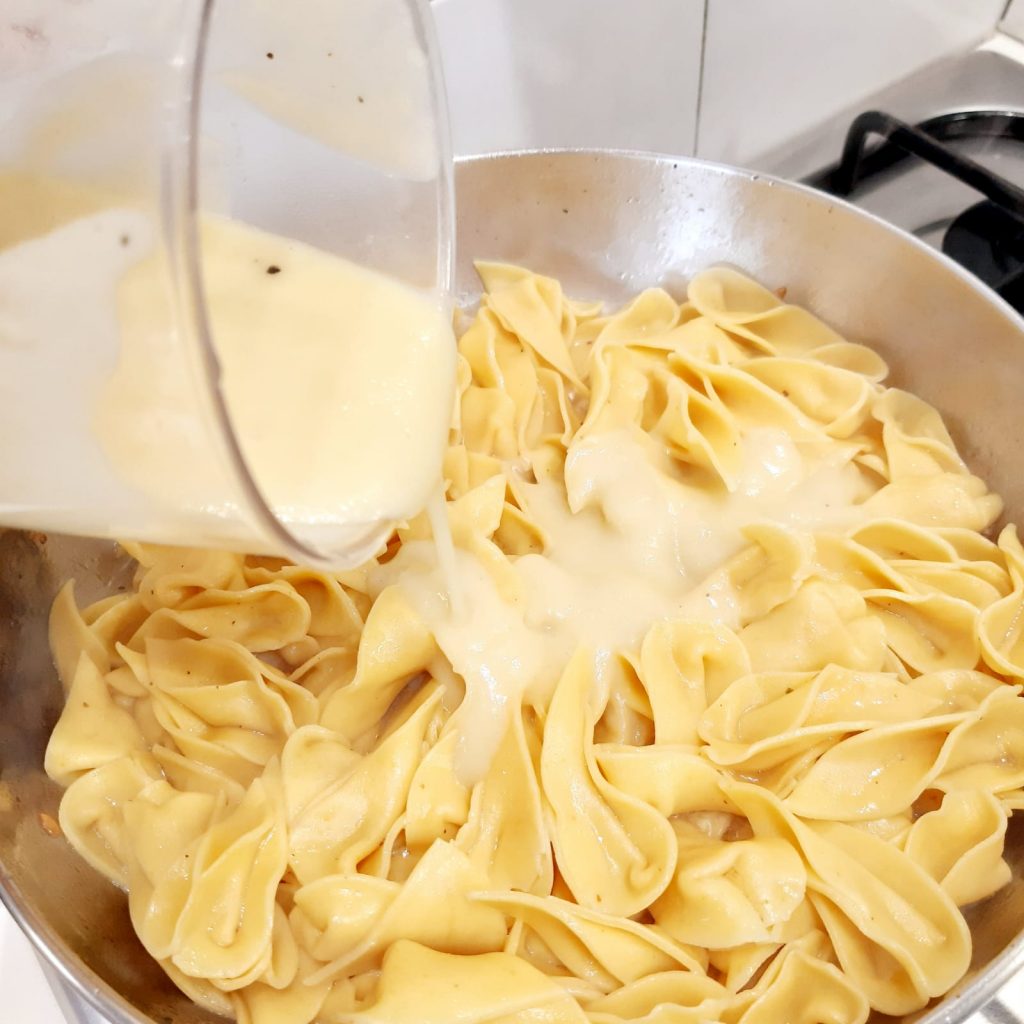 Fiori di pasta con crema di patate e cozze 