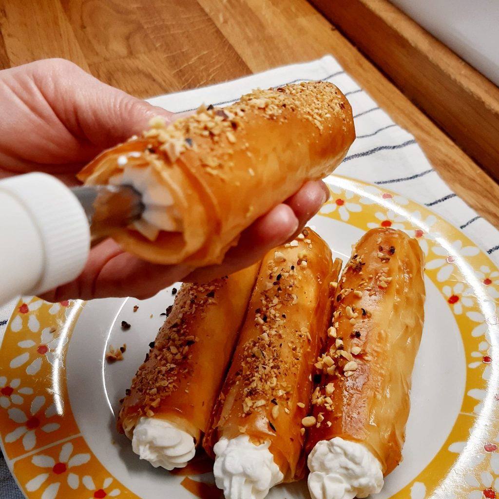 cannoli di pasta fillo con panna montata