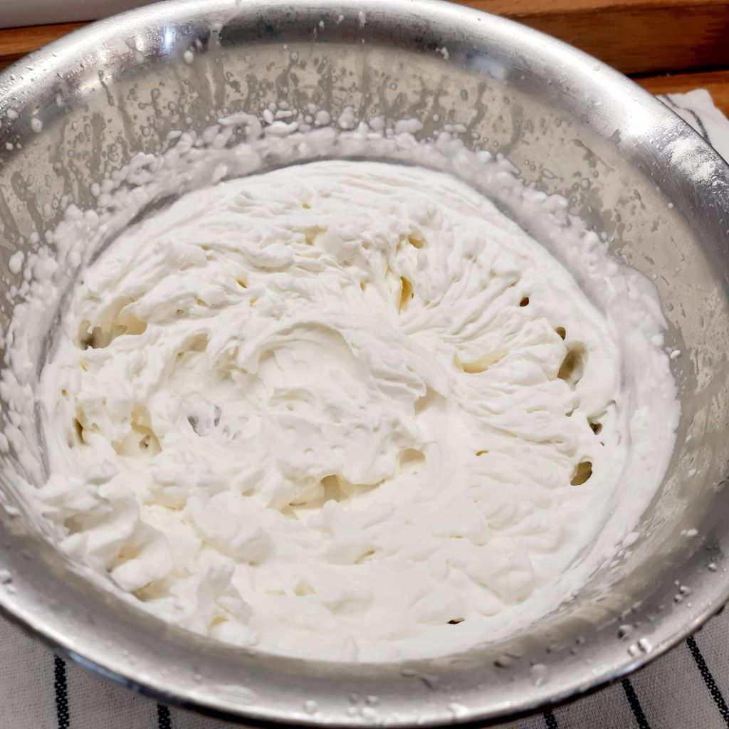 cannoli di pasta fillo con panna montata