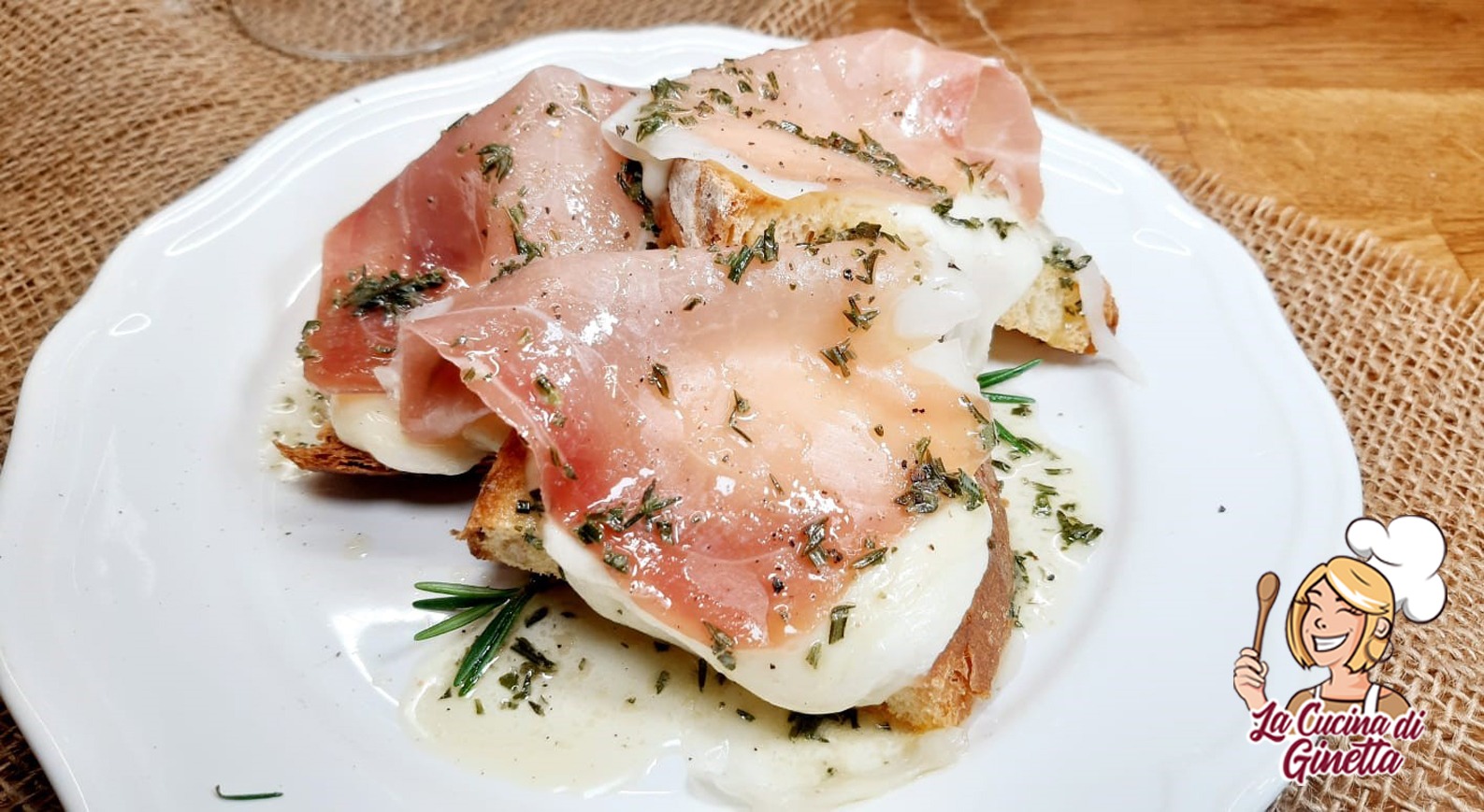 CROSTINI CON PROSCIUTTO MOZZARELLA E BURRO AROMATICO