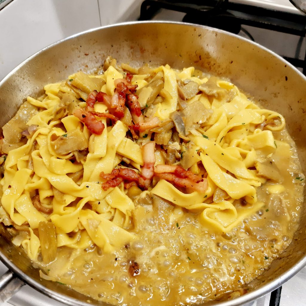 fettuccine fatte in casa con guanciale e carciofi