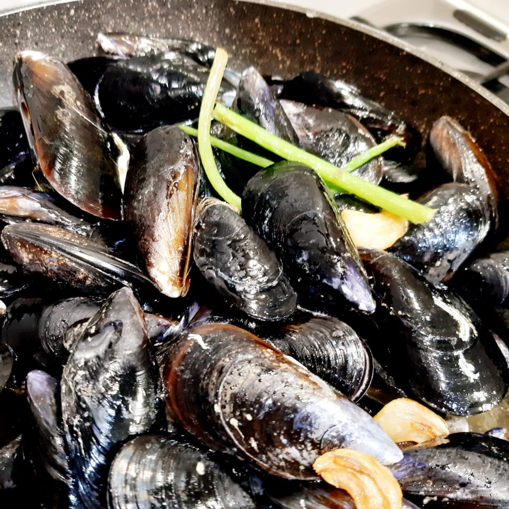 Fiori di pasta con crema di patate e cozze 