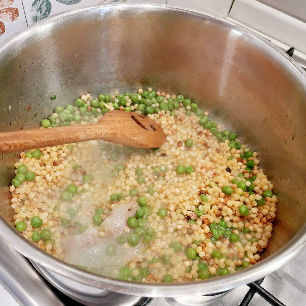 fregula  risottata con piselli