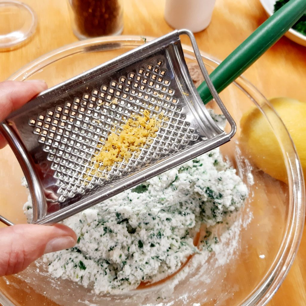 ravioli del plin con ricotta e spinaci