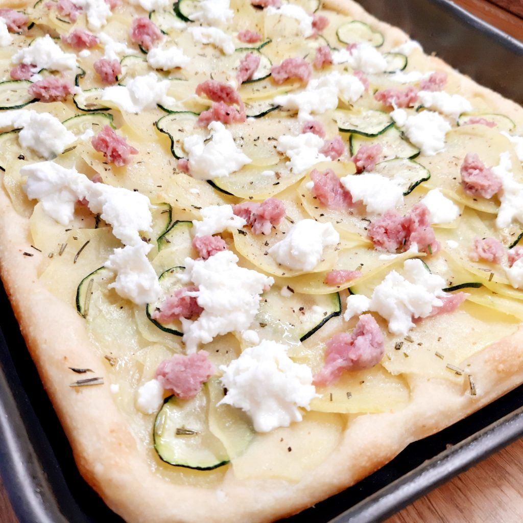 focaccia con patate zucchine mozzarella e salsiccia