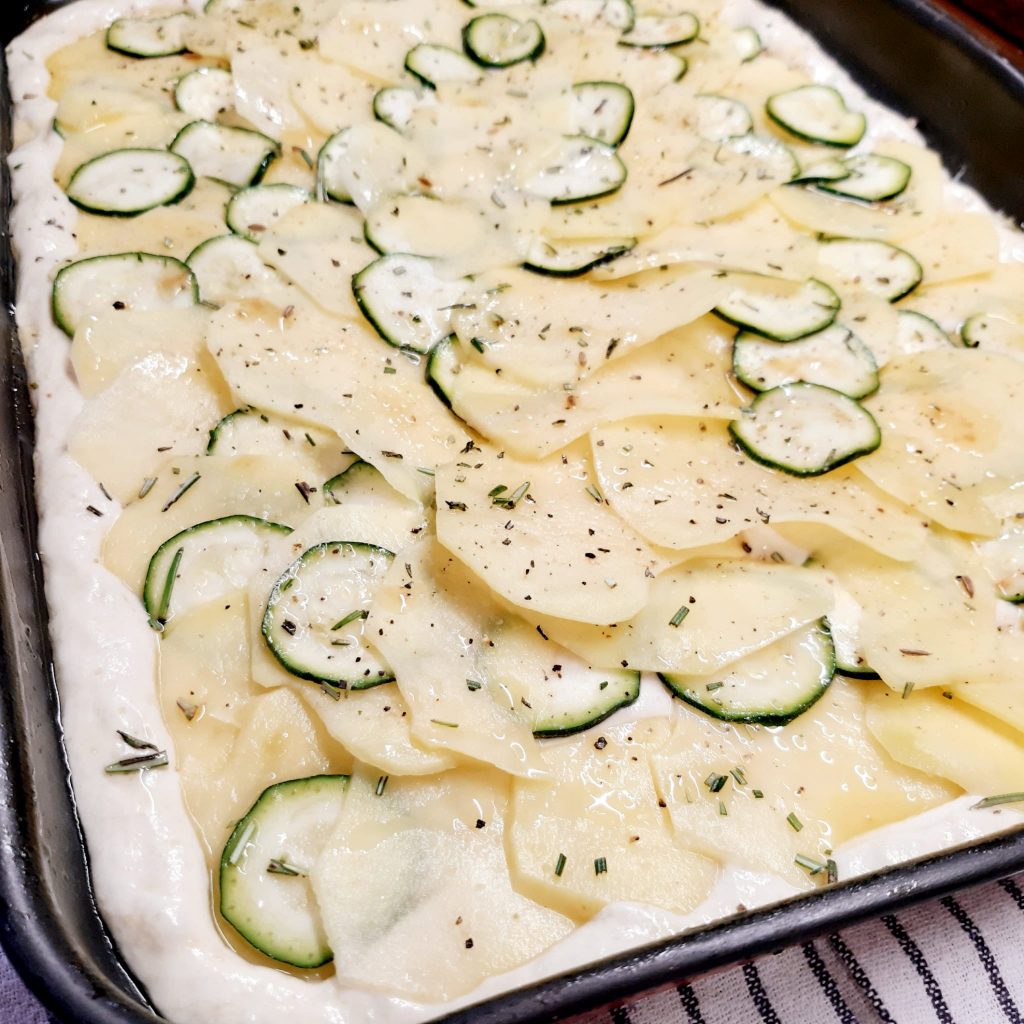 focaccia con patate zucchine mozzarella e salsiccia