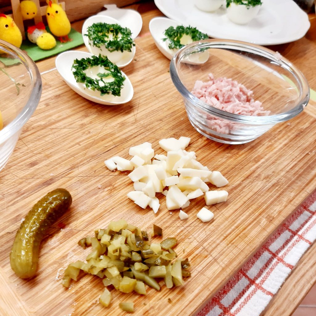 cestini di uova ripieni