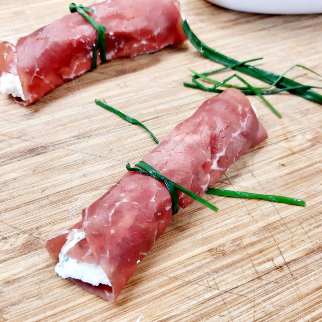 involtini di bresaola con ricotta al parmigiano e rughetta