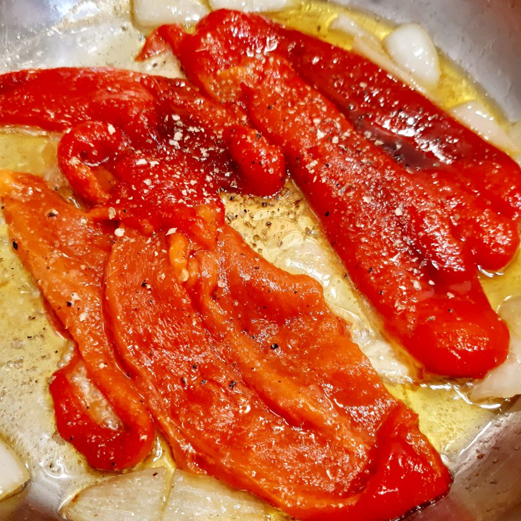 tagliata di pollo croccante su crema di peperoni