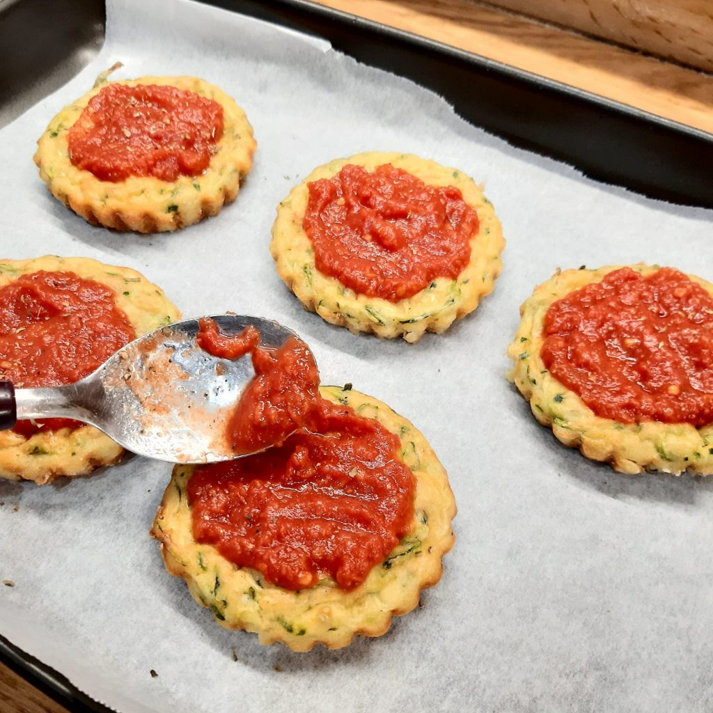 pizzette margherita su tortine di zucchine