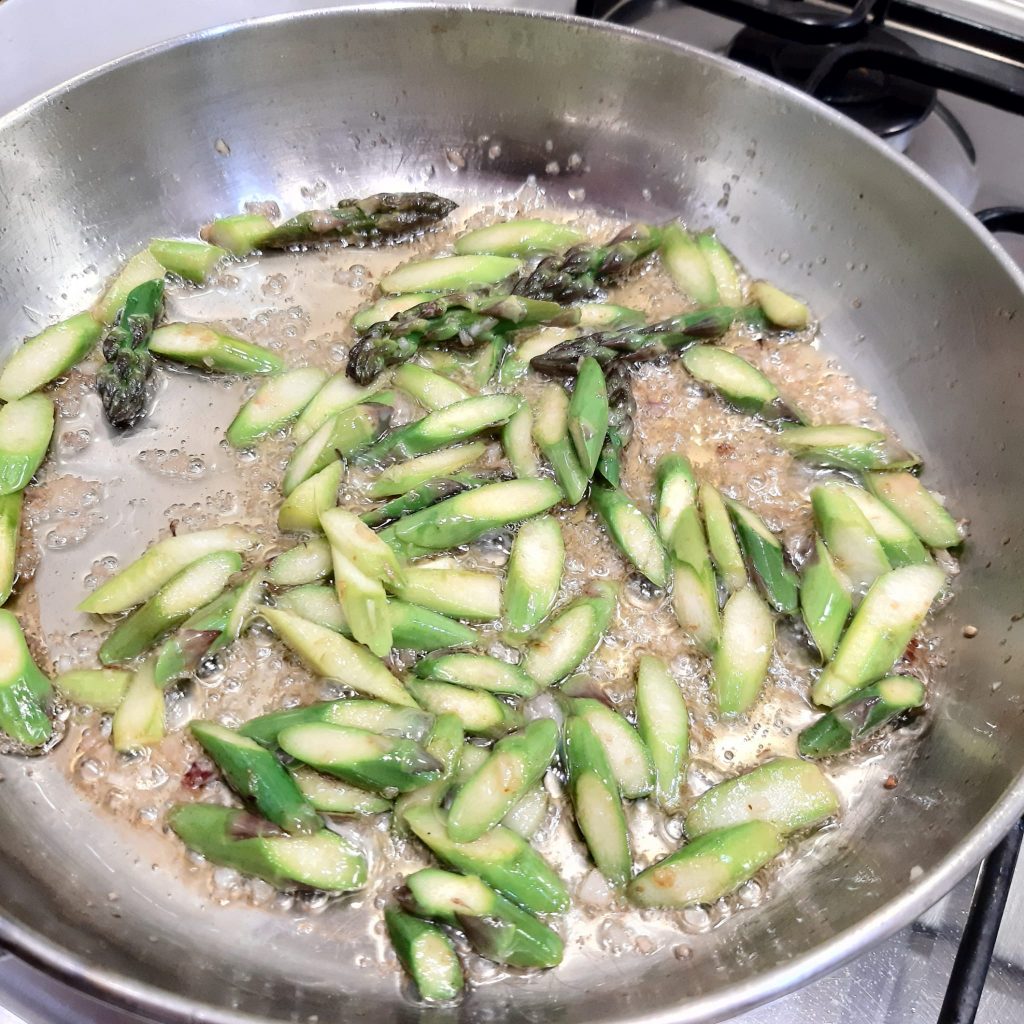 spätzle alla barbabietola rossa con asparagi e speck