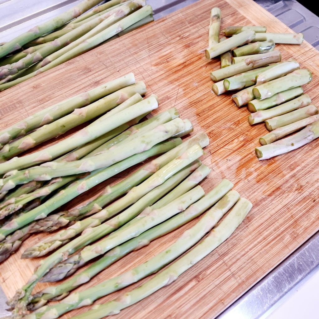 crostini di asparagi con uova incartate