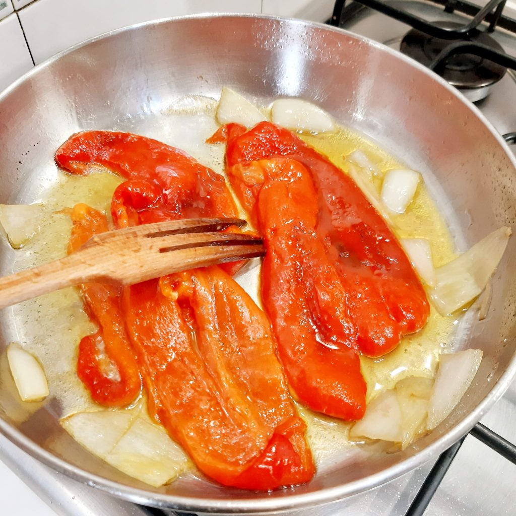 tagliata di pollo croccante su crema di peperoni