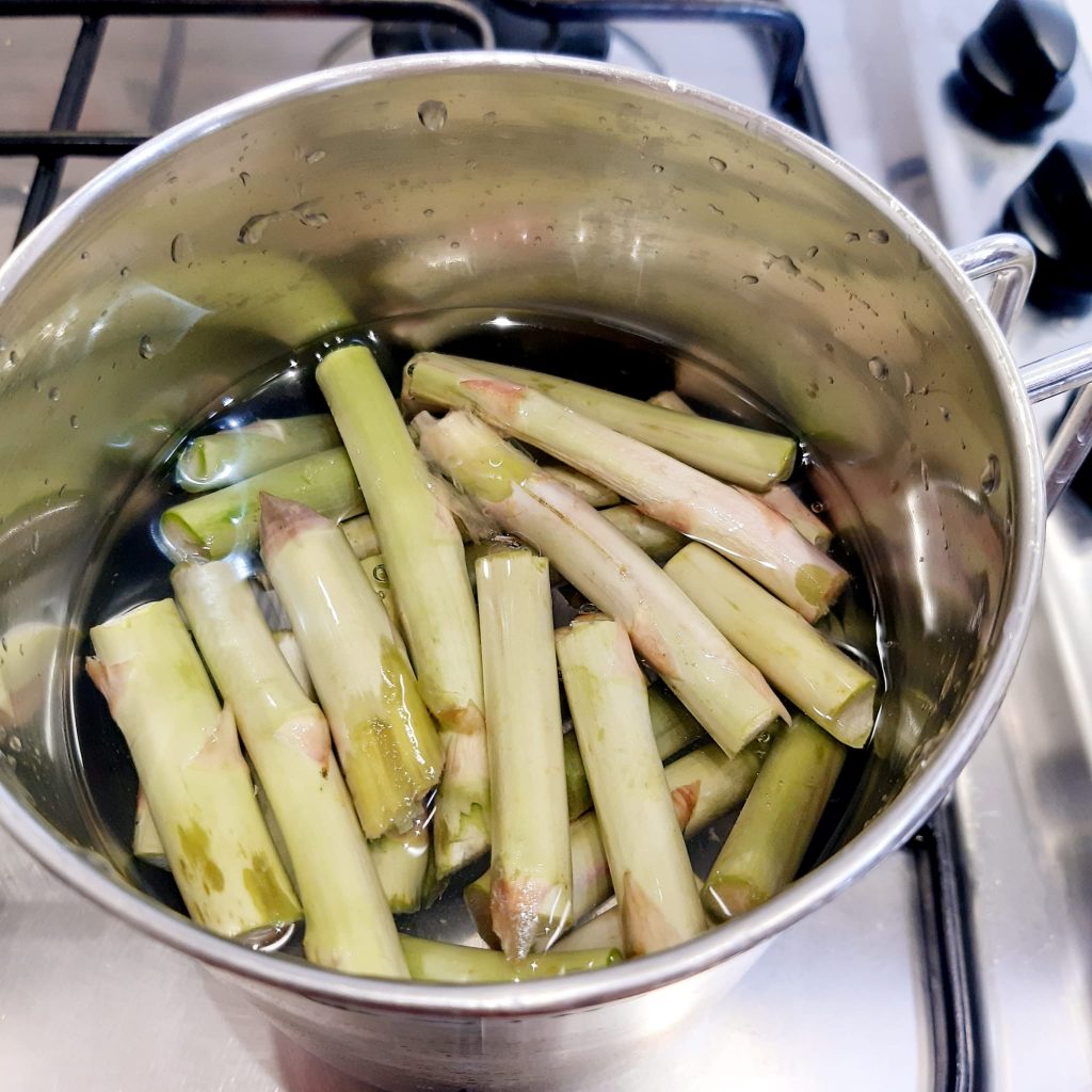 crostini di asparagi con uova incartate