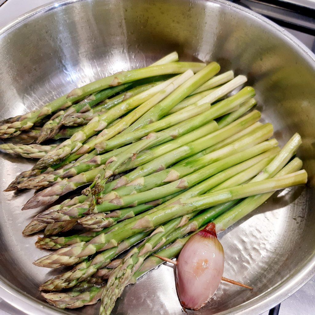 crostini di asparagi con uova incartate