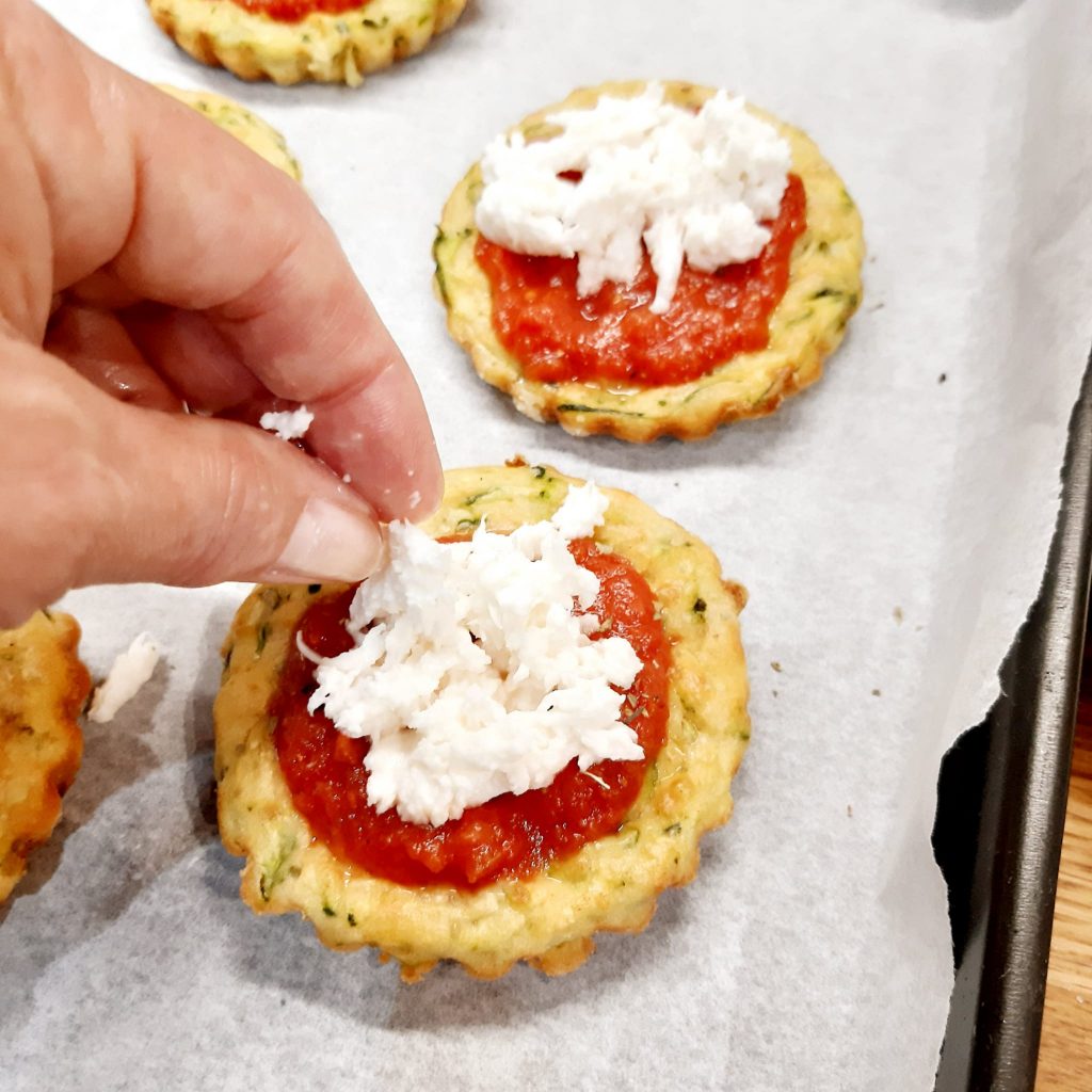 pizzette margherita su tortine di zucchine