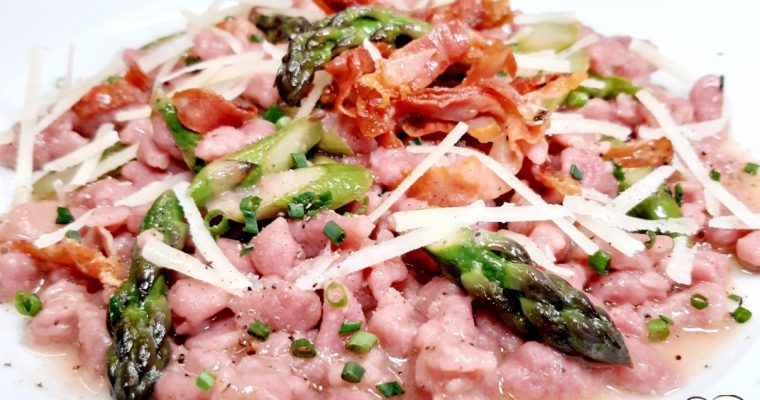 SPÄTZLE ALLA BARBABIETOLA ROSSA CON ASPARAGI E SPECK