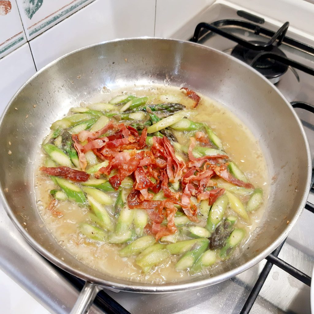 spätzle alla barbabietola rossa con asparagi e speck