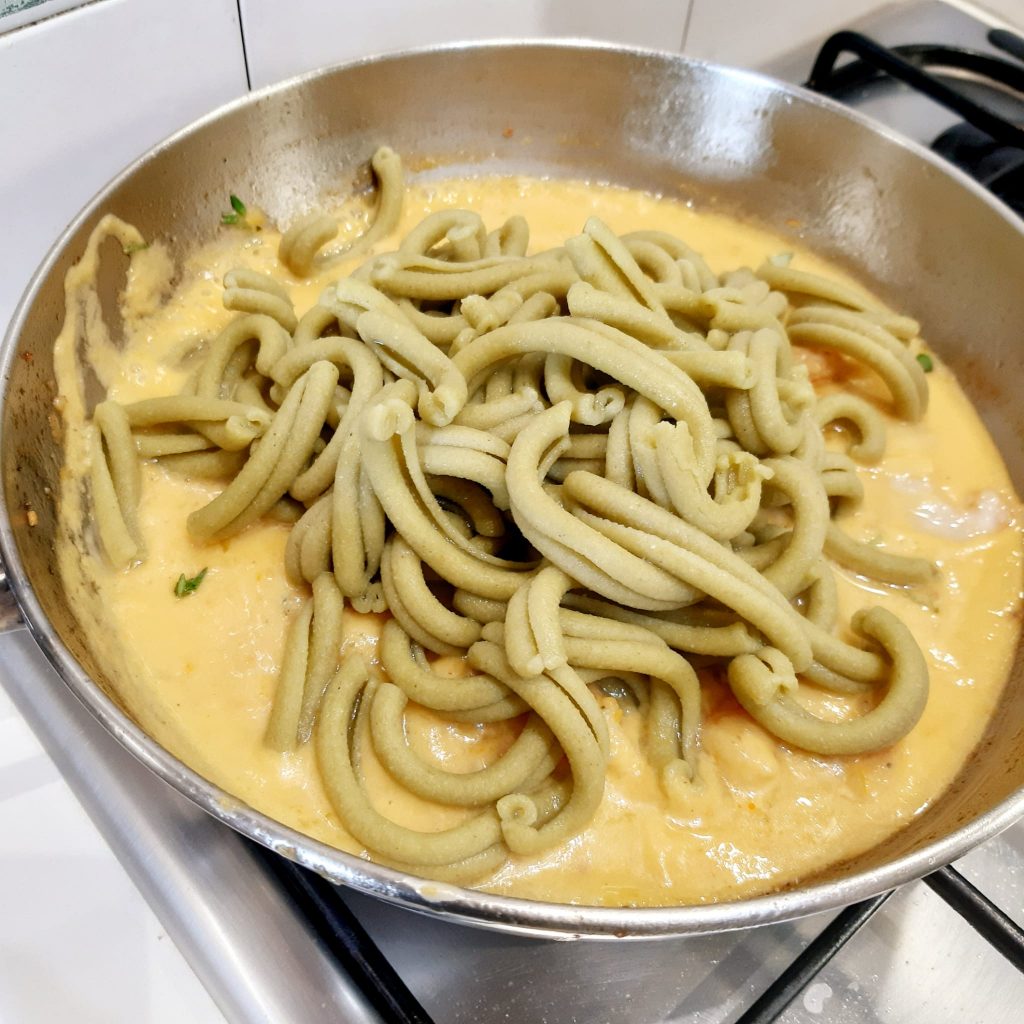 casarecce di piselli con crema di pomodorini gialli e gamberi