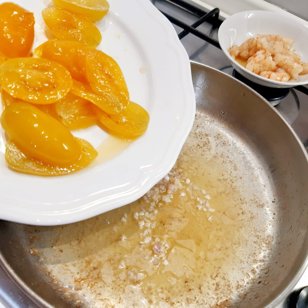 casarecce di piselli con crema di pomodorini gialli e gamberi