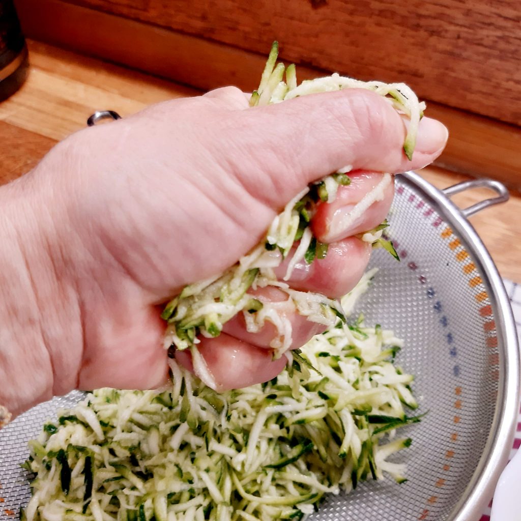 pizzette margherita su tortine di zucchine