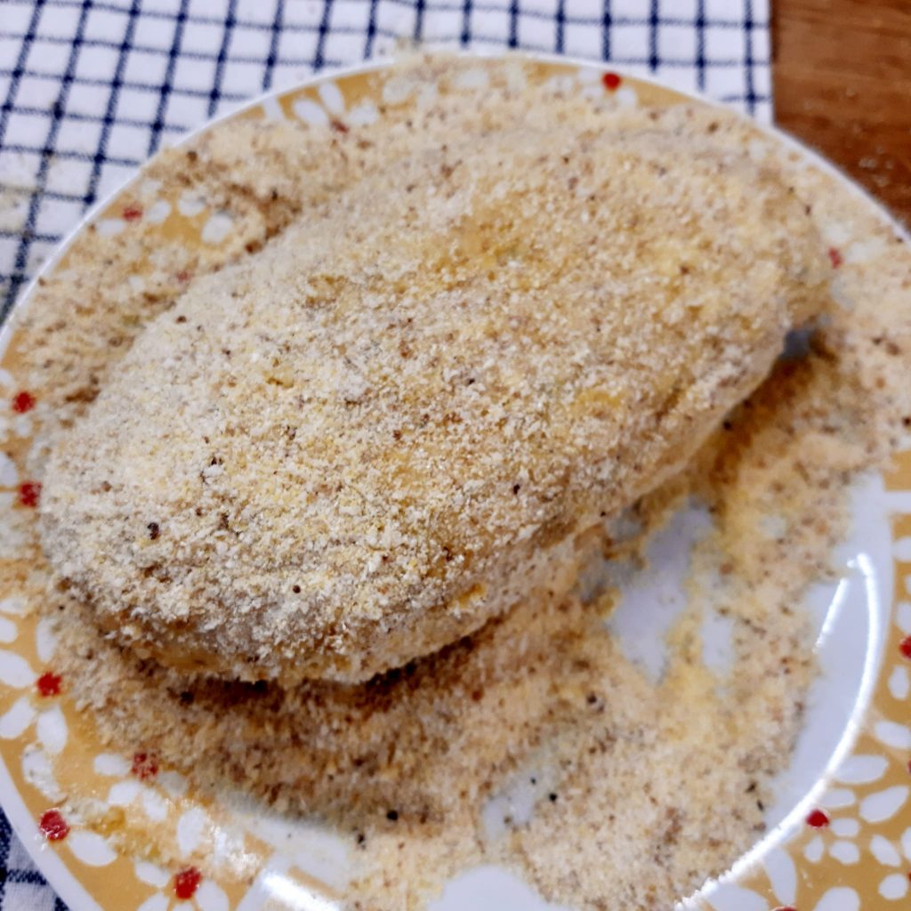 tagliata di pollo croccante su crema di peperoni