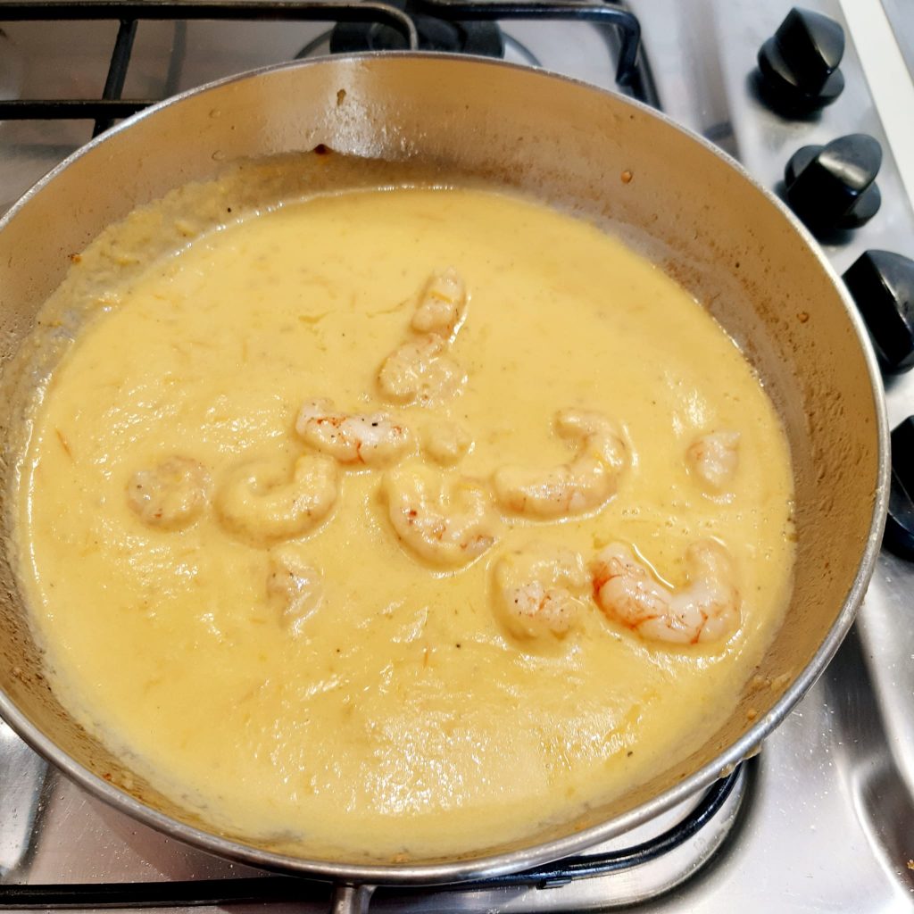 casarecce di piselli con crema di pomodorini gialli e gamberi