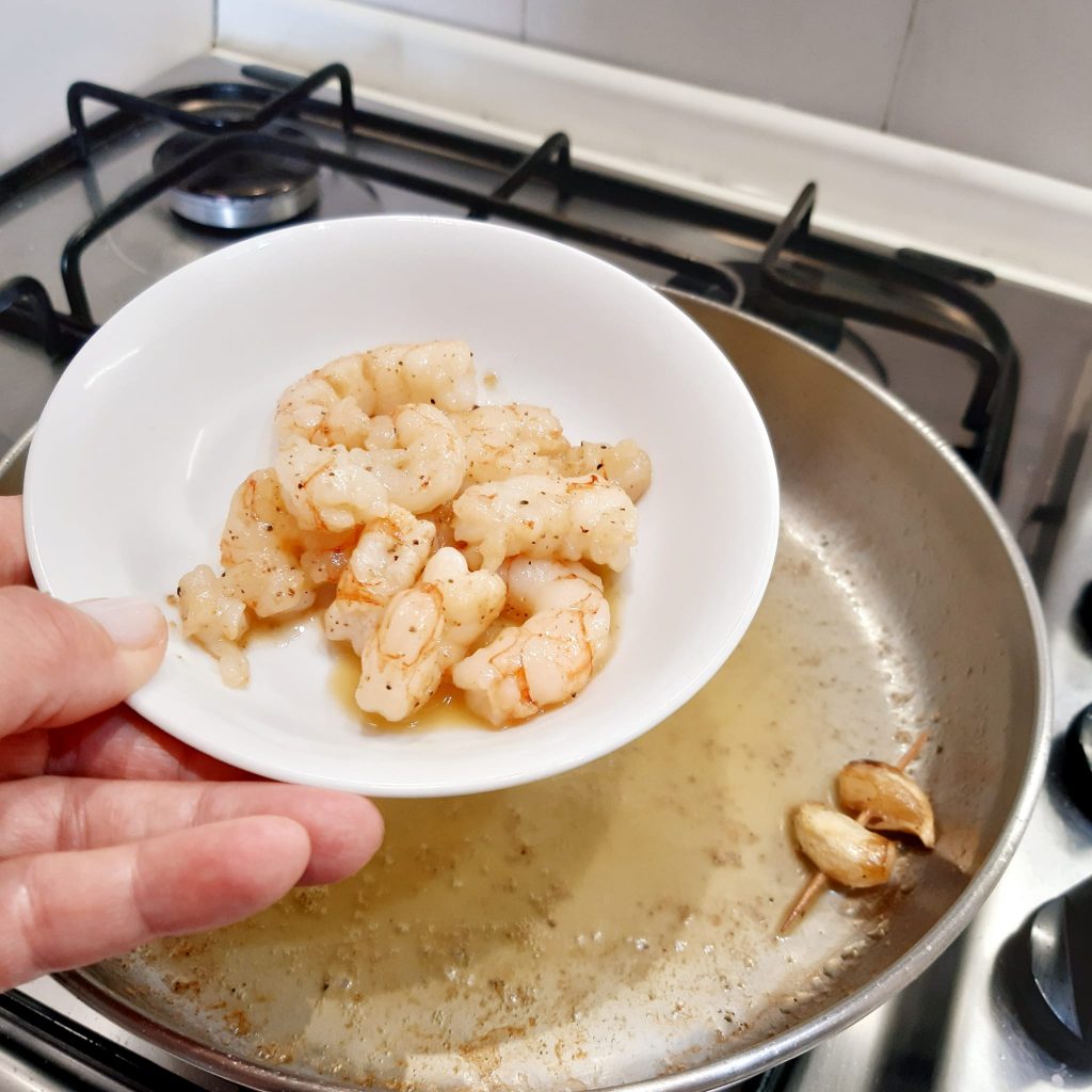 casarecce di piselli con crema di pomodorini gialli e gamberi