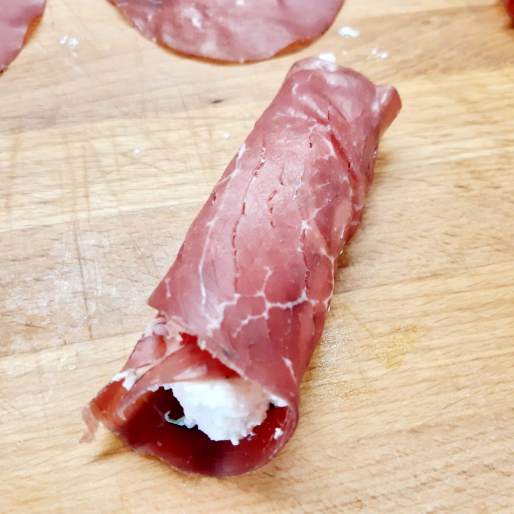 involtini di bresaola con ricotta al parmigiano e rughetta