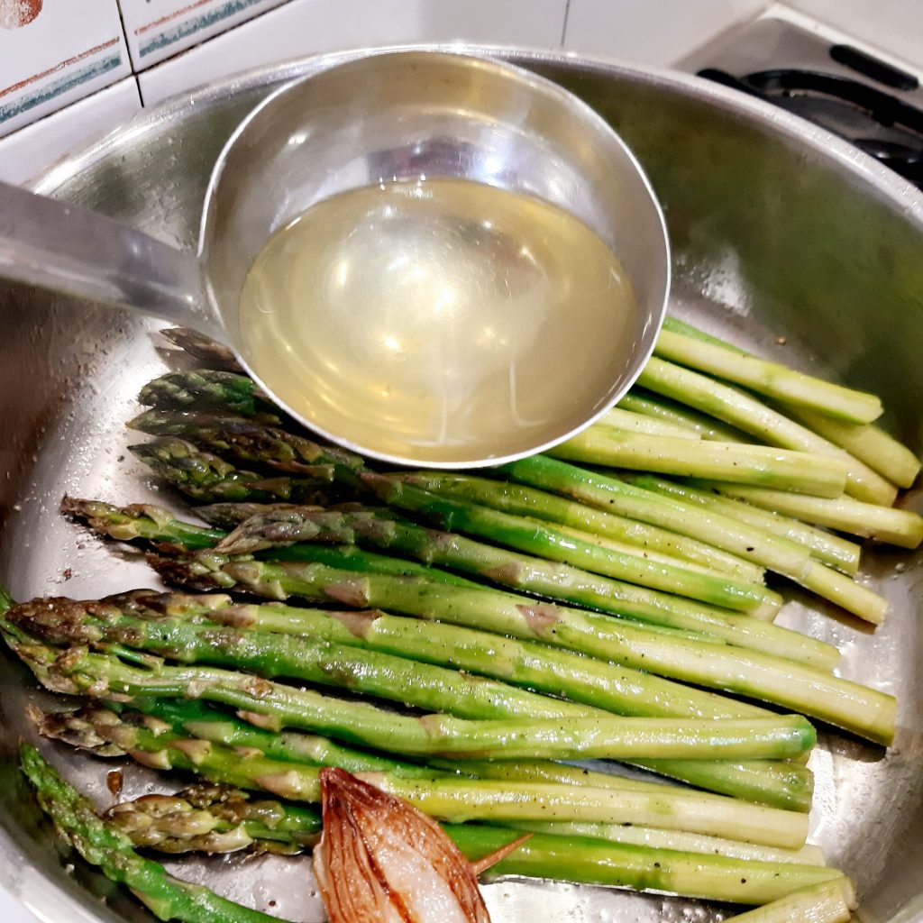 crostini di asparagi con uova incartate