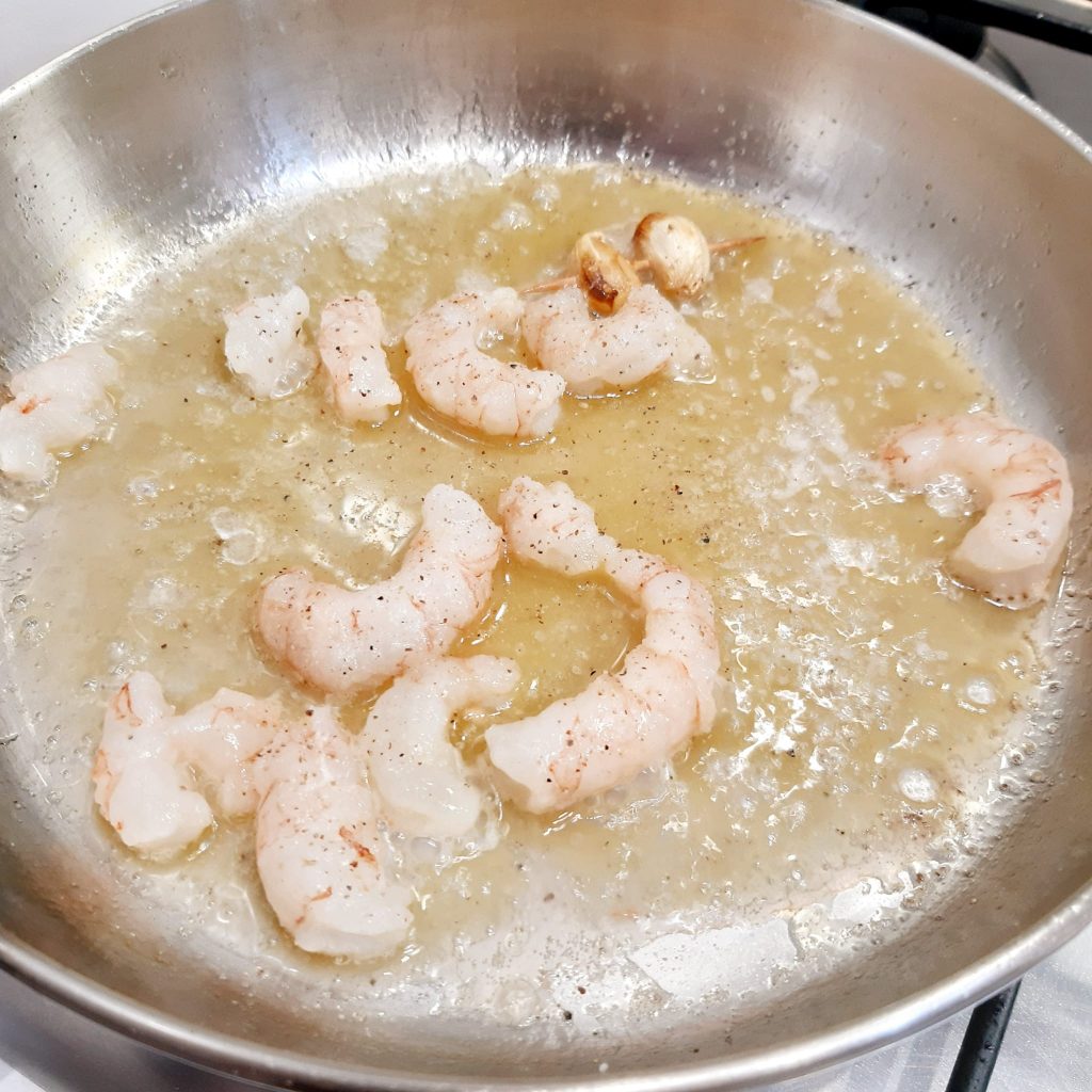 casarecce di piselli con crema di pomodorini gialli e gamberi