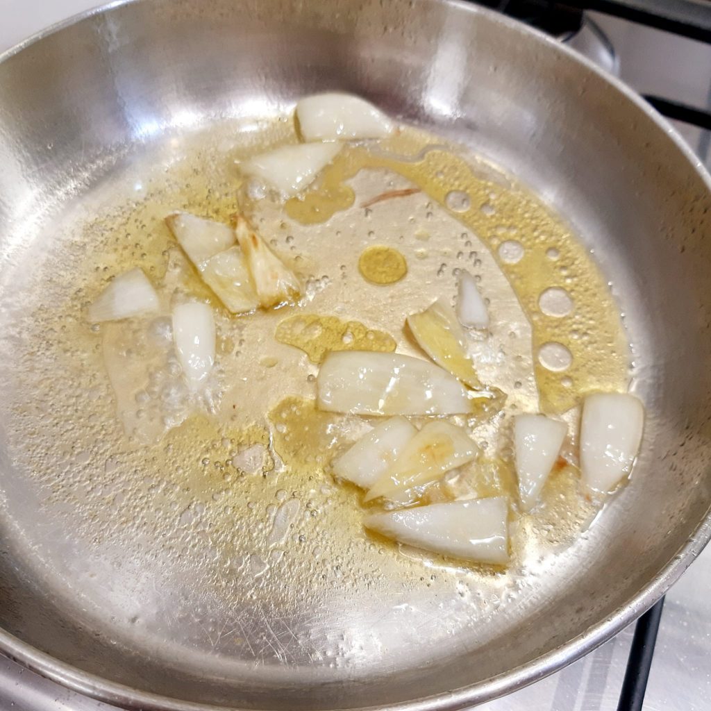 tagliata di pollo croccante su crema di peperoni