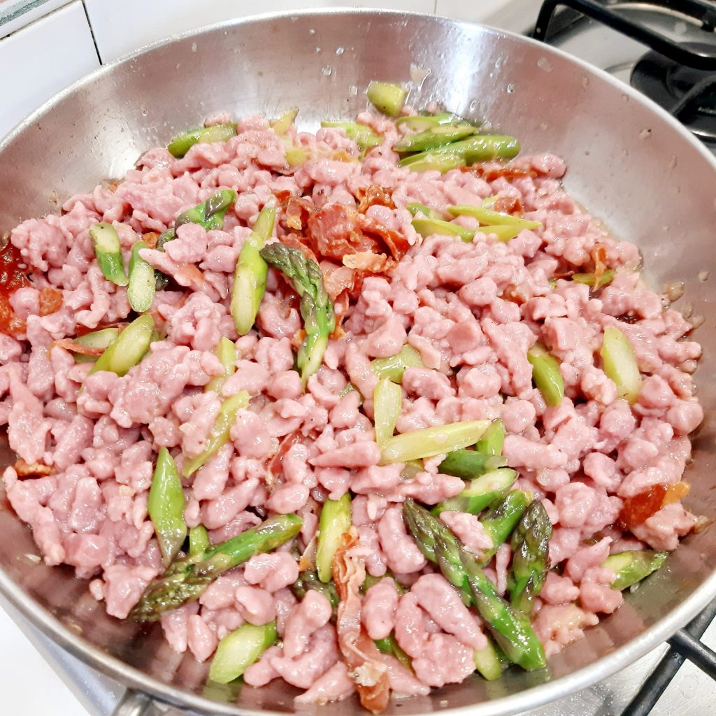 spätzle alla barbabietola rossa con asparagi e speck