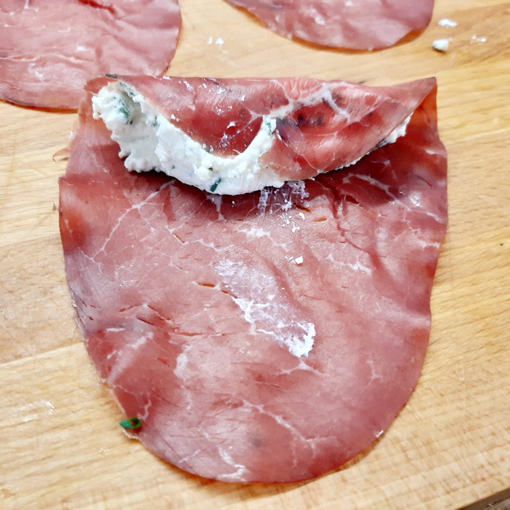 involtini di bresaola con ricotta al parmigiano e rughetta