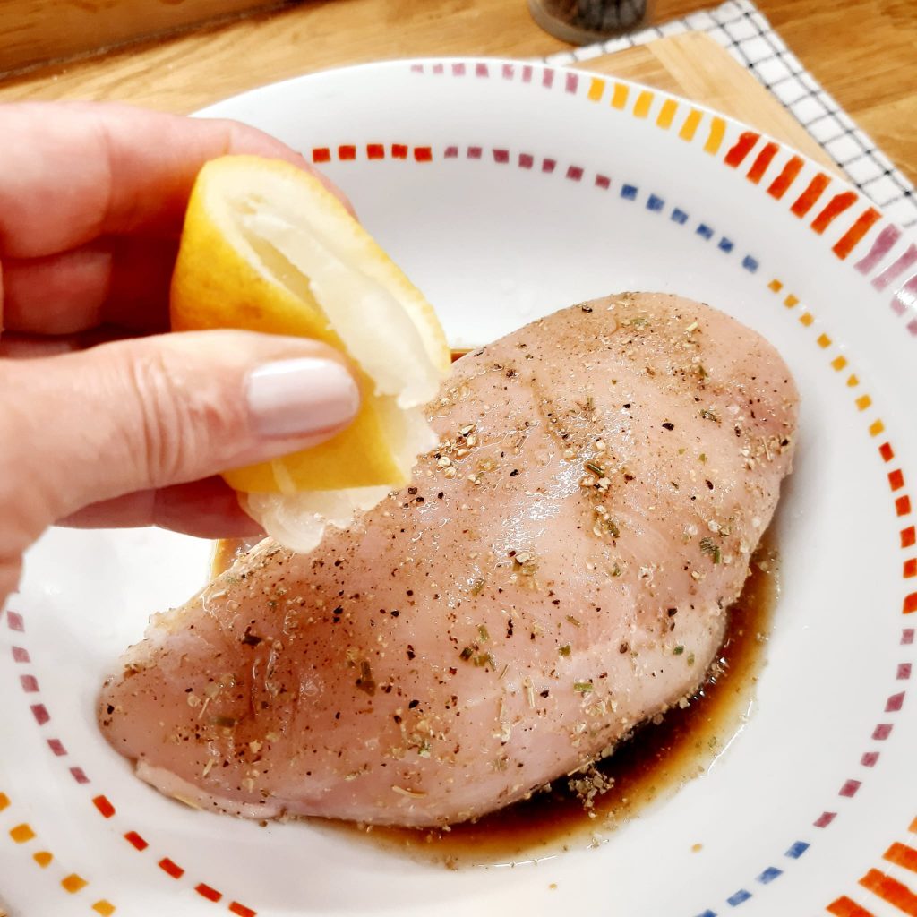 tagliata di pollo croccante su crema di peperoni