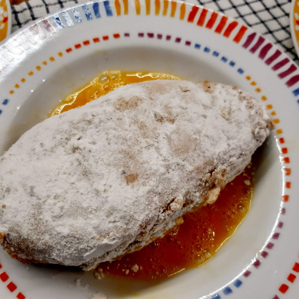 tagliata di pollo croccante su crema di peperoni