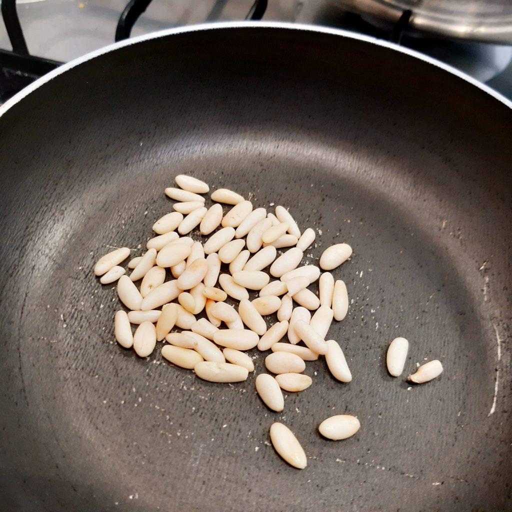 casarecce di piselli con crema di pomodorini gialli e gamberi