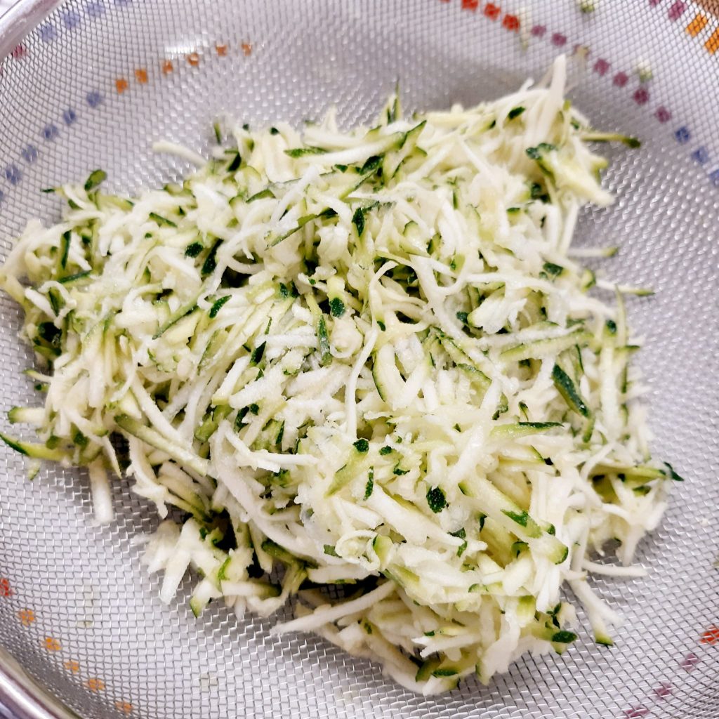 pizzette margherita su tortine di zucchine