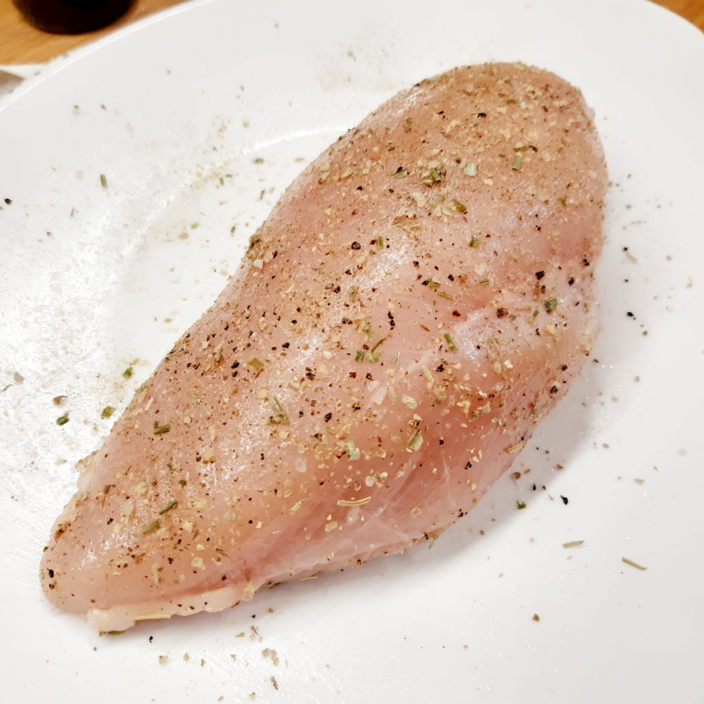 tagliata di pollo croccante su crema di peperoni