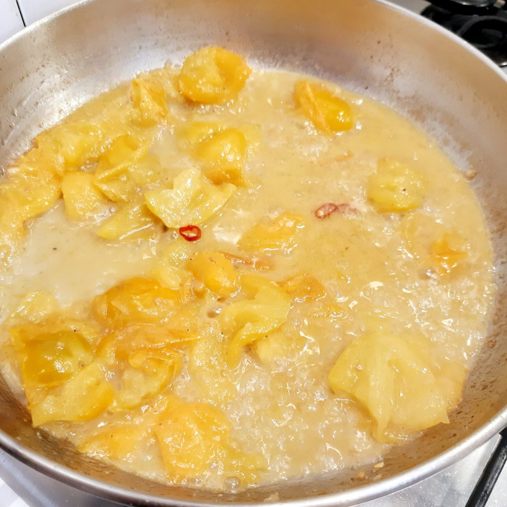 casarecce di piselli con crema di pomodorini gialli e gamberi