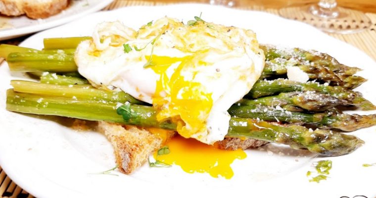 CROSTINI CON ASPARAGI E UOVA INCARTATE