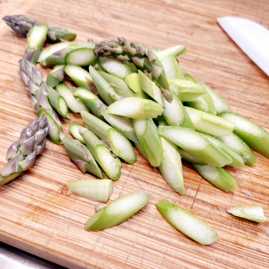 spätzle alla barbabietola rossa con asparagi e speck